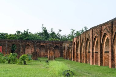 Malda Batı Bengal Hindistan 20.08.2023 Hindistan 'da tarihi bir cami duvarının yan görüntüsü.