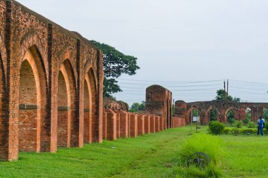 Malda Batı Bengal Hindistan 20.08.2023 Hindistan 'da tarihi bir cami duvarının yan görüntüsü.