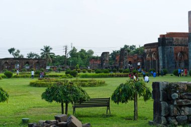 Malda Batı Bengal Hindistan 20.08.2023 turist Hindistan 'daki Adina Camii' nin çimlerinde tatil yapıyor..