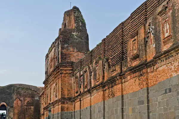 Malda Batı Bengal Hindistan 20.08.2023 dış görünüş tuğla duvar Hindistan 'da bulunan Adina camii.