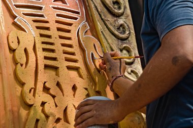 Raiganj Batı Bengal Hindistan 20.10.2023, Hindistan 'da Durga puja pandalının rengini boyayan bir sanatçı.