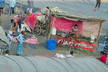 Raiganj Batı Bengal Hindistan 18.10.2023. Hindistan 'da bir köydeki yerel bir kırsal pazarın en üst görüntüsü.