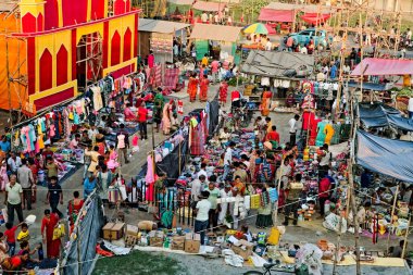 Raiganj Batı Bengal Hindistan 18.10.2023. Hindistan 'da bir köydeki yerel bir kırsal pazarın en üst görüntüsü.