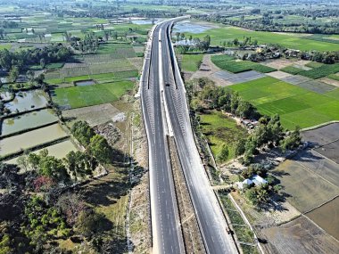 Raiganj Batı Bengal Hindistan 'ın en üst düzey havacıları arasında ulusal otoyolu olan bir Hint köyünün resmi.