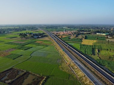 Raiganj Batı Bengal Hindistan 'ın en üst düzey havacıları arasında ulusal otoyolu olan bir Hint köyünün resmi.