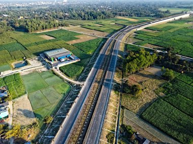 Raiganj Batı Bengal Hindistan 'ın en üst düzey havacıları arasında ulusal otoyolu olan bir Hint köyünün resmi.