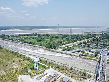 Siliguri Batı Bengal Hindistan 11.05.2024 insansız hava aracı Hindistan 'da kurumuş bir nehir kanalının fotoğrafını çekti.