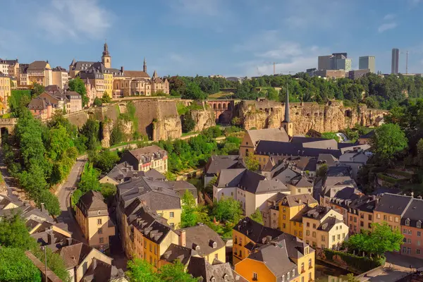 Lüksemburg 'un başkenti Lüksemburg' da, tarihi mimarisi, kale duvarları ve yemyeşil çevrelerle harmanlanmış modern gökdelenleri ile uçurumlar üzerine inşa edilmiş dramatik eski bir kasaba yer alıyor..