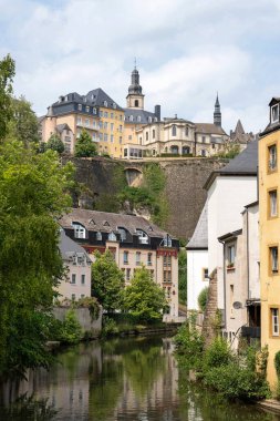 Lüksemburg şehrinin tarihi cazibesi. Renkli konaklar, yemyeşil alanlar ve Alzette Nehri 'nin üzerinde yükselen büyük St. Michael Kilisesi. Eski kasabadaki mimari ve doğanın mükemmel bir karışımı..