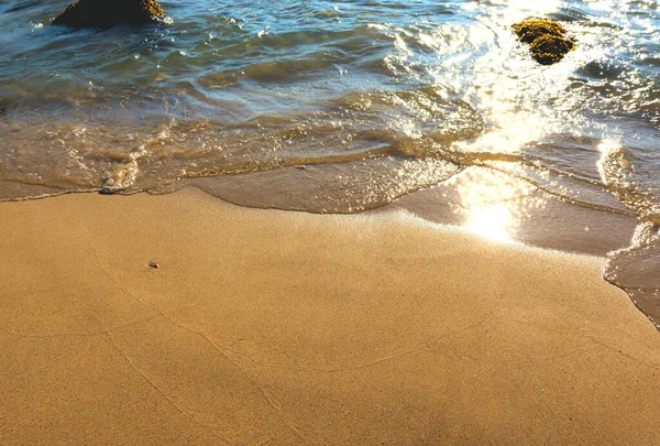 海での熱 太陽の下での波の輝き ビーチ休暇 — ストック写真