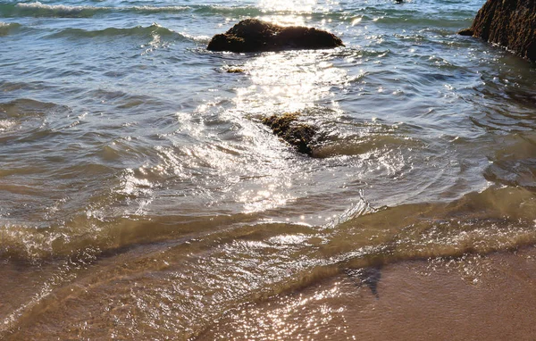 Calor Mar Las Olas Brillan Bajo Sol Las Vacaciones Playa — Foto de Stock