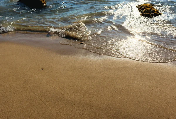 海での熱 太陽の下での波の輝き ビーチ休暇 — ストック写真