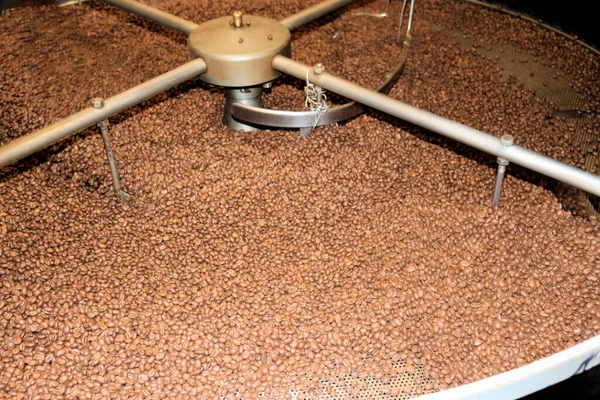 Kahve Fabrikası Fabrikada Kahve Kızartma Makinesi — Stok fotoğraf