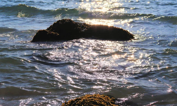 Vakantie Zee Golven Stenen Spetters Glinsteren Zon Strandvakanties — Stockfoto