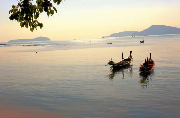 Viaje Para Tailândia Mar Azul Barcos Ondas Paraíso Tropical — Fotografia de Stock