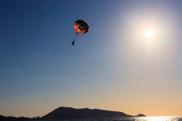 Parachutespringen Strandvakantie Een Warme Dag — Stockfoto