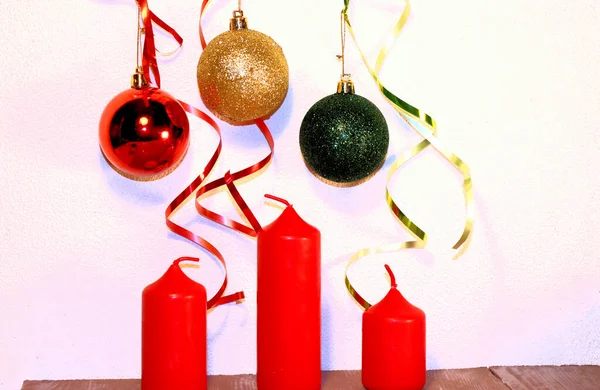 Weihnachten Und Neujahr Weihnachtskerzen Und Christbaumschmuck Neujahrsdekor — Stockfoto