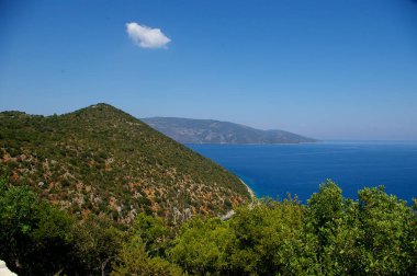 Kefalonia 'nın tekneli güzel deniz manzarası