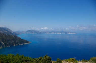 Kefalonia 'nın tekneli güzel deniz manzarası