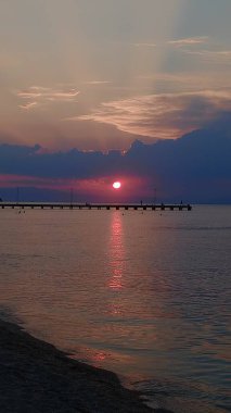 Agia Triada 'nın Yunanistan plajında güzel bir gün batımı