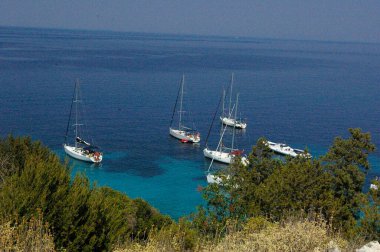 Kefalonia 'nın tekneli güzel deniz manzarası