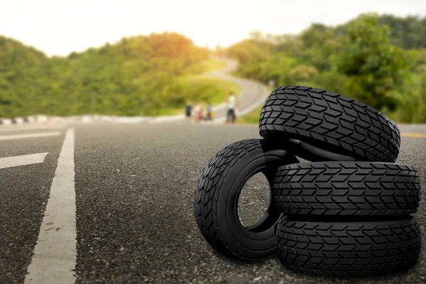 在山上有曲线的黑色橡胶轮胎是背景 最好的轮胎是安全的旅行理念 免版税图库照片