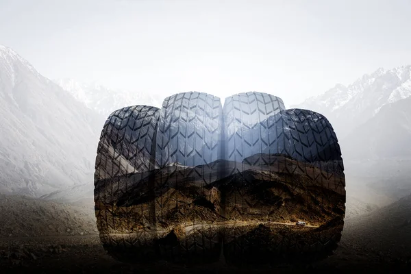 在荒山徒步旅行的最佳胎面轮胎加倍暴露 — 图库照片