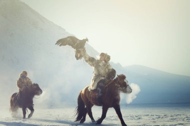Kazak halkı Moğolistan 'dan 14 Ocak 2023: Kartal avcıları Moğolistan' da altın kartallarla eğitim ve avlanma yapan bireylerdir.