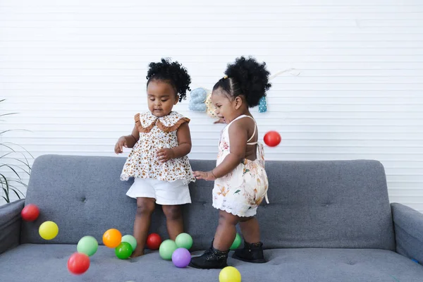 在家里拿气球的小非洲裔美国女孩 图库图片
