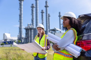 Endüstriyel Santral İnşaatını Denetleyen, Planları Tutan ve Enerji Altyapı Projelerini Değerlendiren Kadın Mühendisler Sürdürülebilirlik ve Mühendislik Çözümlerine Odaklandı