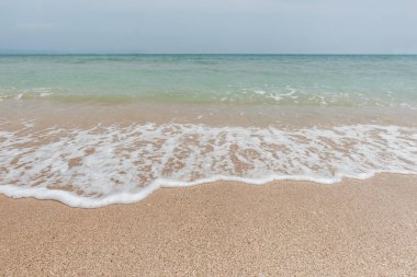 Güzel sahil ve tropikal deniz, kumsaldaki deniz dalgası