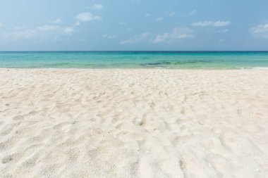 Güzel sahil ve tropikal deniz, kumsaldaki deniz dalgası