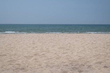 Sabahları güzel plajları olan tropik bir ada..