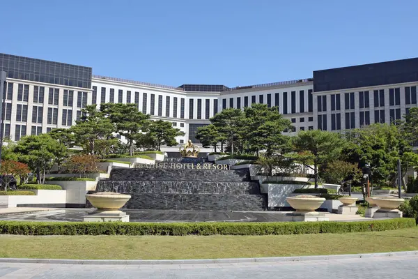 Seul, Güney Kore - 16 Haziran 2023: Paradise Hotel & Resort - Seul-Incheon havaalanında yer alan bu otel, 16 Haziran 2023 tarihinde Güney Kore 'nin Seul kentinde turistlere lüks bir arka plan sunmaktadır.