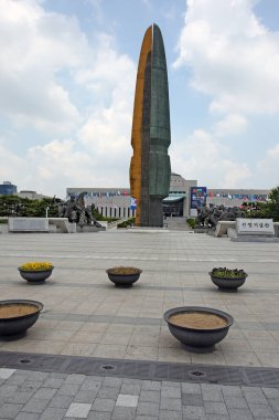 Seul, Güney Kore - 13 Haziran 2023 - Savaş Anıtı Yongsandong, Yongsan-gu 'da bulunan bir müzedir. Binanın 13 Haziran 2023 'te Güney Kore' nin Seul kentinde altı adet kapalı sergi odası ve açık hava askeri teçhizatı bulunmaktadır.