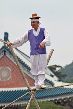 Seul, Güney Kore - Haziran 09.2023: Kısa bir süre içinde serbest sanatçı performansı Güney Kore 'nin orta kesimindeki Seul' de bulunan Mavi Ev 'in kamu kompleksine açıldı.