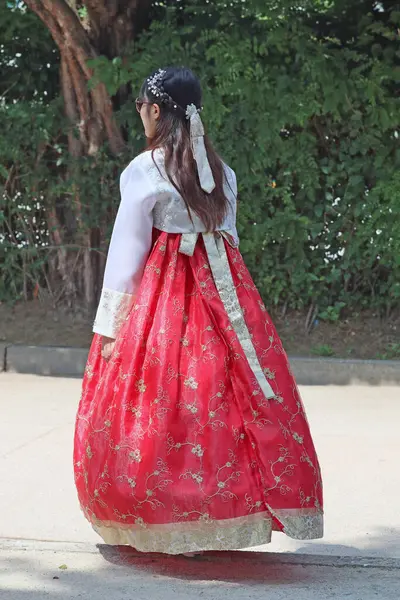 Seul, Güney Kore - Haziran 09.2023: Ziyaretçilerin Hanbok Sarayı 'na ya da Kore' nin geleneksel elbiselerine 09 Haziran 2023 'te Güney Kore' nin başkenti Seul 'de serbest giriş hakları vardır.