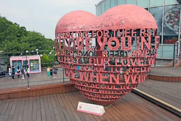 Seul, Güney Kore - Haziran 08.2023: Namsan Seul Kulesi 'nin eteklerinde ve bunu görebilirsiniz, Hearth Heykeli, 8 Haziran 2023' te Seul 'ün en iyi turistik yerlerinden biri.