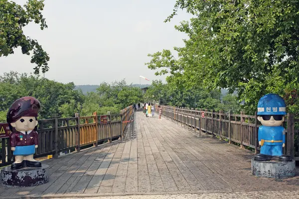 DMZ, Güney Kore - 07 Haziran 2023: Imjiingak Park DMZ, Güney Kore 'de Özgürlük Köprüsü boyunca sınır muhafızları maskotları