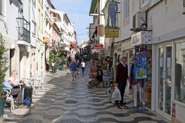 Cascais, Portekiz - 02 Kasım 2022 'de Portekiz' in Cascais kentinde birçok dükkan ve restorana sahip Dar Sokak