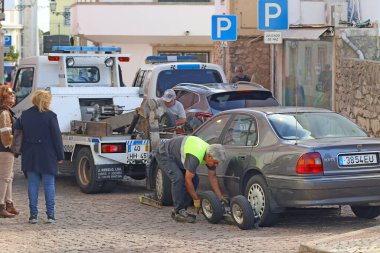 Cascais, Portekiz - 02 Kasım 2022 'de Portekiz' in Cascais kentinde bir çekici servisinin faaliyete geçtiği tatsız bir durum