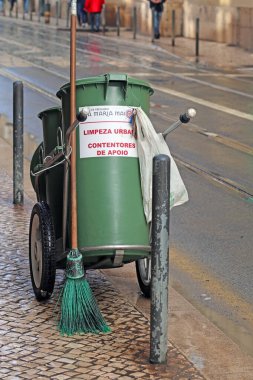 Lizbon, Portekiz - Kasım 03: Şehirde bu tesislere 3 Kasım 2022 'de Lizbon' daki şehri temizlemeye adanmış bir ekip için birçok kez ulaşabilirsiniz.
