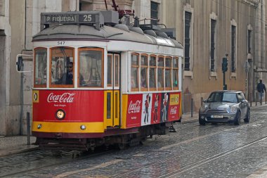 Lizbon, Portekiz - Novemebr 03: 3 Kasım 2022 'de Lizbon, Portekiz' de özel ve dünyaca ünlü bir tramvayla şehir gezisine çıkabilirsiniz.