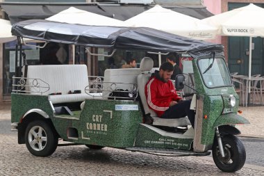 Lizbon, Portekiz - Kasım 03: Bu küçük arabalardan Meny 27 Ekim 2022 'de Belem Belem ve Lizbon' daki Belem ilçelerini gezmek için turistleri bekliyor