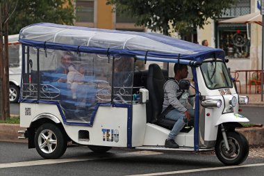 Lizbon, Portekiz - Kasım 03: Bu küçük arabalardan Meny turistlerin şehri keşfetmesini bekliyor. Herre, 3 Kasım 2022 'de Lizbon, Portekiz' de müşterilerle birlikteydi.
