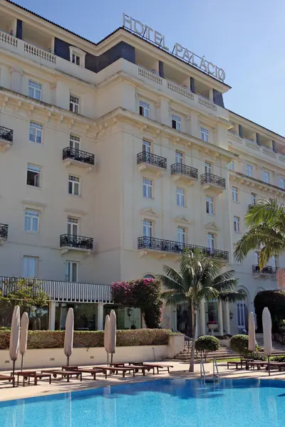 Estoril, Portekiz - Kasım 05: 5 yıldızlı Golf & Spa Palicio Oteli, 5 Kasım 2022 tarihinde Portekiz 'in Estoril kentinde geniş bir açık havuz ve konforlu lüks konfor sunmaktadır.