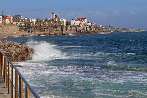 Estoril, Portekiz - 25 Ekim: Sonbaharda Estoril, Portekiz 'de deniz manzaralı birçok apartman dairesi ile birlikte 25 Ekim 2022