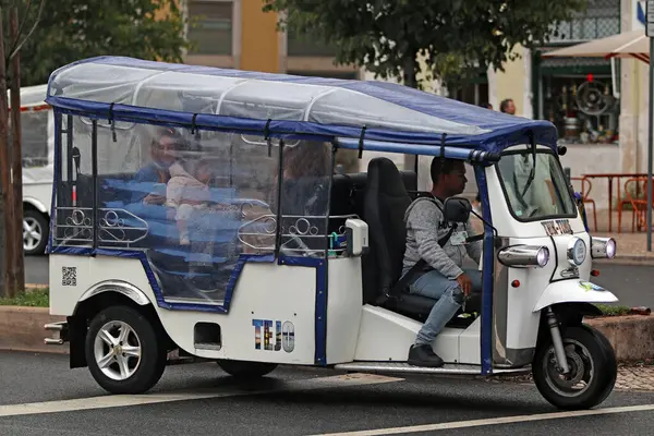 Lizbon, Portekiz - Kasım 03: Bu küçük arabalardan Meny turistlerin şehri keşfetmesini bekliyor. Herre, 3 Kasım 2022 'de Lizbon, Portekiz' de müşterilerle birlikteydi.
