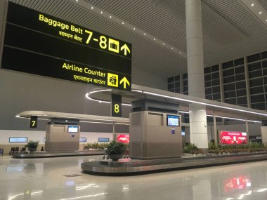 27 Eylül 2023 'te JPG Arşivi olarak Indira Gandhi Uluslararası Havalimanı, Yeni Delhi, Delhi' deki Varış Salonu 'nda bagaj atlıkarıncaları