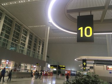 27 Eylül 2023 'te JPG Arşivi olarak Indira Gandhi Uluslararası Havalimanı, Yeni Delhi, Delhi' deki Varış Salonu 'nda bagaj atlıkarıncaları